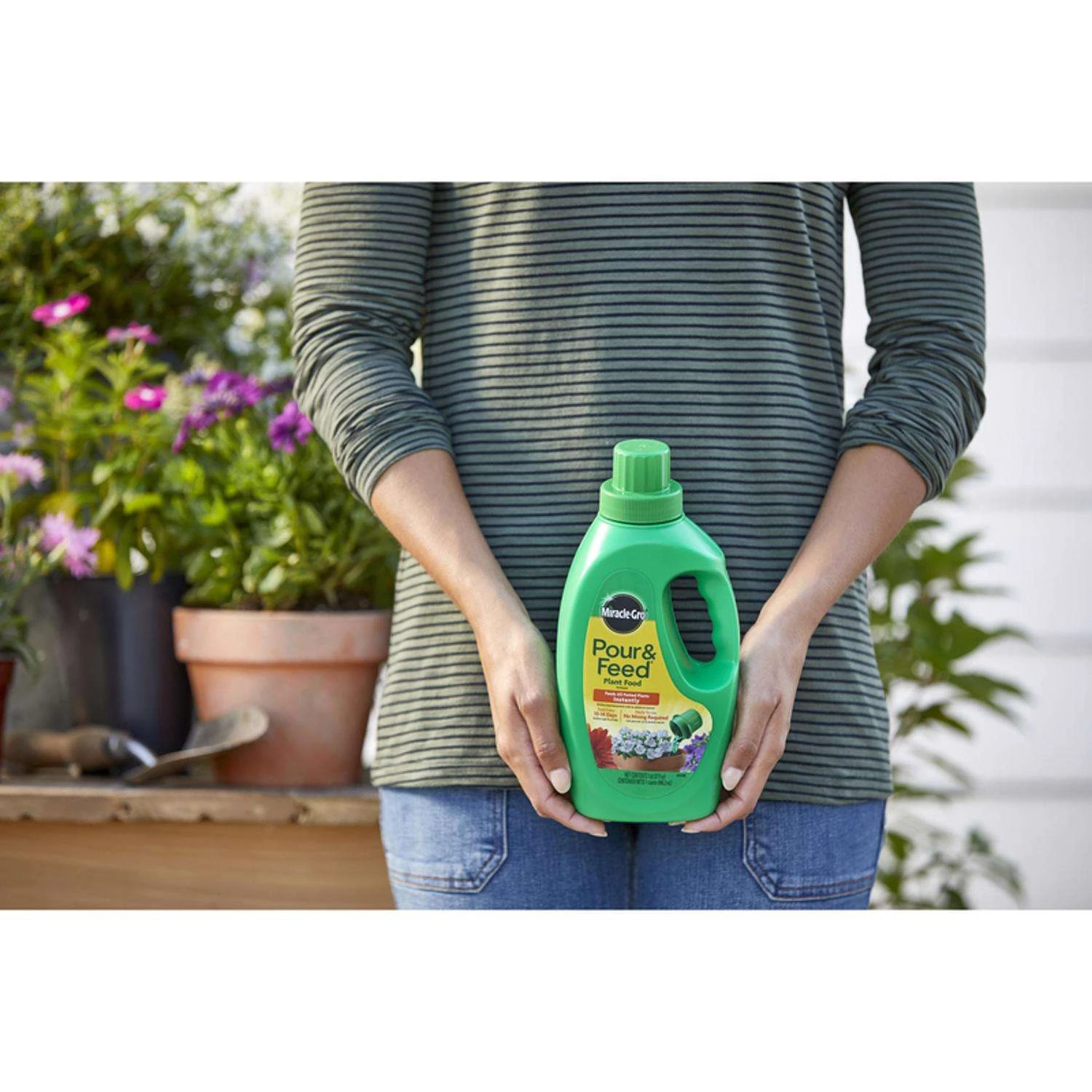 Miracle-Gro Pour & Feed Liquid Plant Food 32 Oz - Image 3